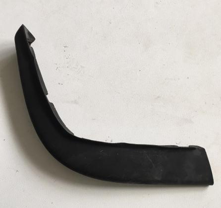 Rechter bumper hoeklijst BEC10034