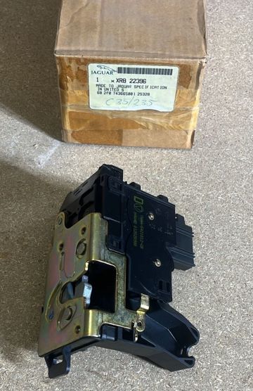 Cerradura de puerta delantera derecha XR832234
